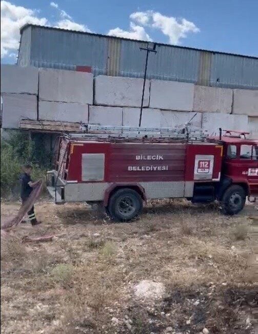 Bilecik'te Taşçılar Köyü'ndeki otluk alanda çıkan yangın, ormana ulaşmadan itfaiye