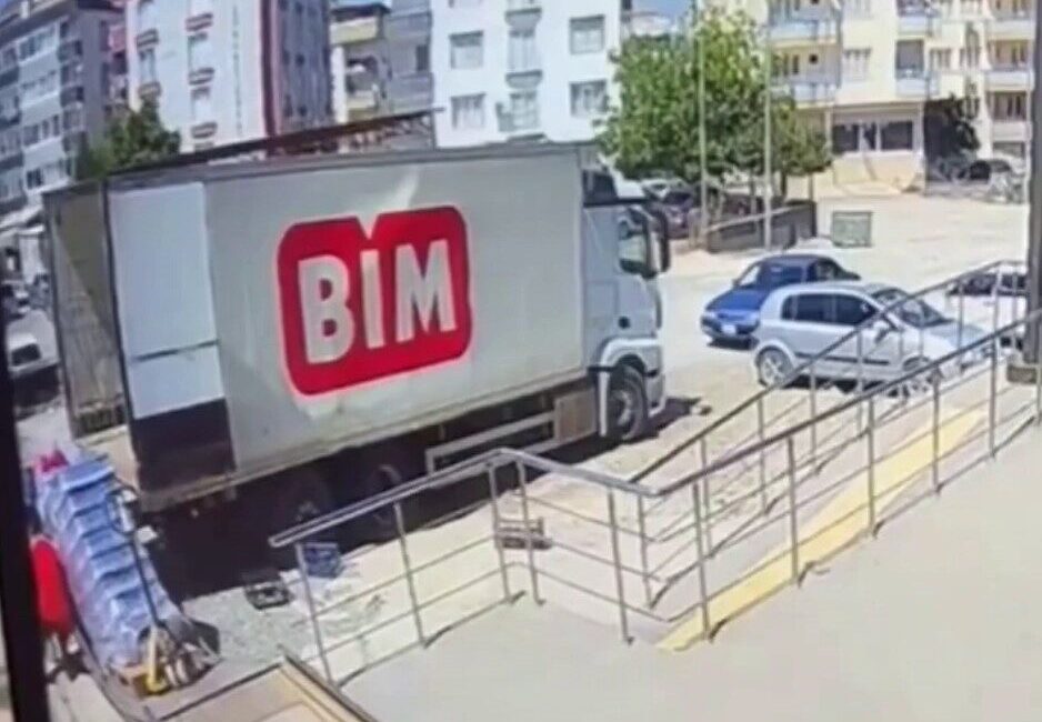 Osmaniye'de BİM market çalışanı, kamyondan yük indirilirken transpaletin altında kalarak