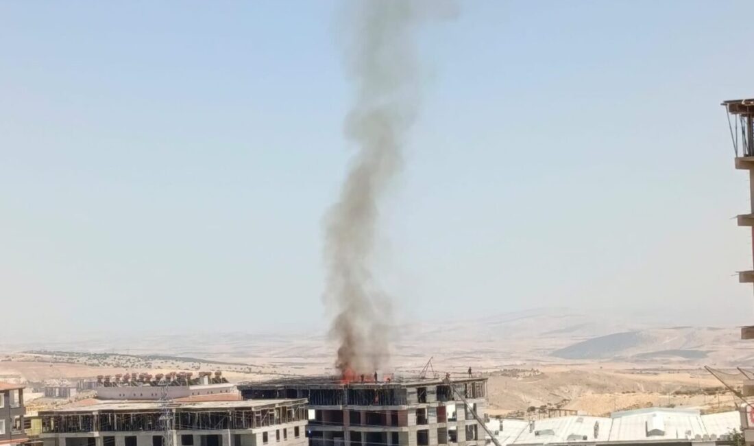 Adıyaman'ın Besni ilçesindeki inşaat halindeki bir binanın çatısında çıkan yangın,