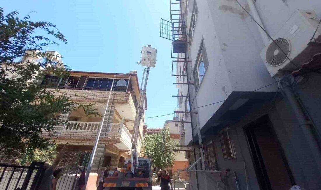 Hatay'ın Samandağ ilçesinde, 80 yaşındaki Sultan A. asansörde mahsur kaldı.