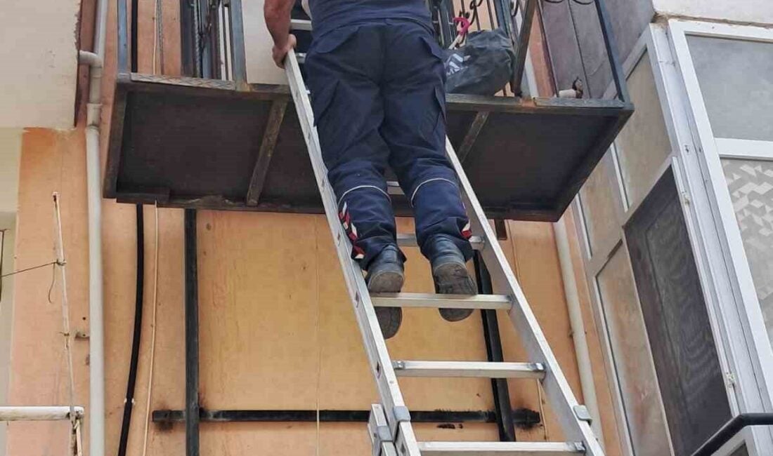 Hatay'ın Samandağ ilçesinde bir apartmanın dış cephesindeki asansörde mahsur kalan