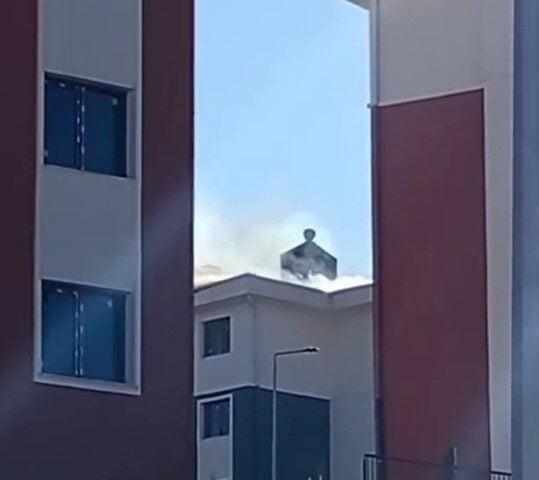 Adıyaman merkez İndere Bölgesi'nde yeni tamamlanan bir binanın tepesinde henüz