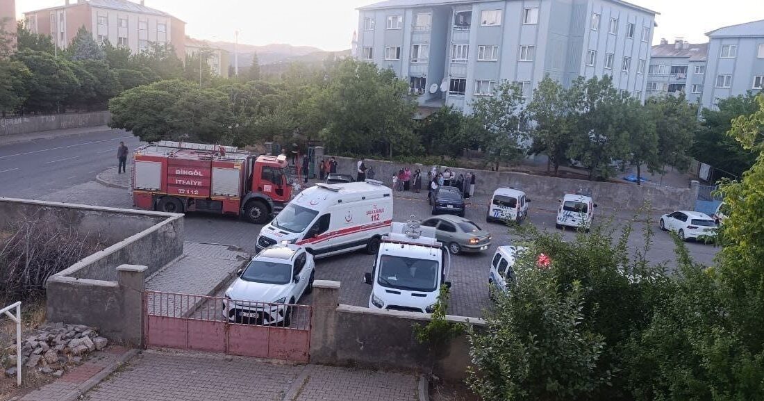 Bingöl'ün Recep Tayyip Erdoğan Mahallesi'ndeki bir apartmanda çıkan yangın, itfaiye