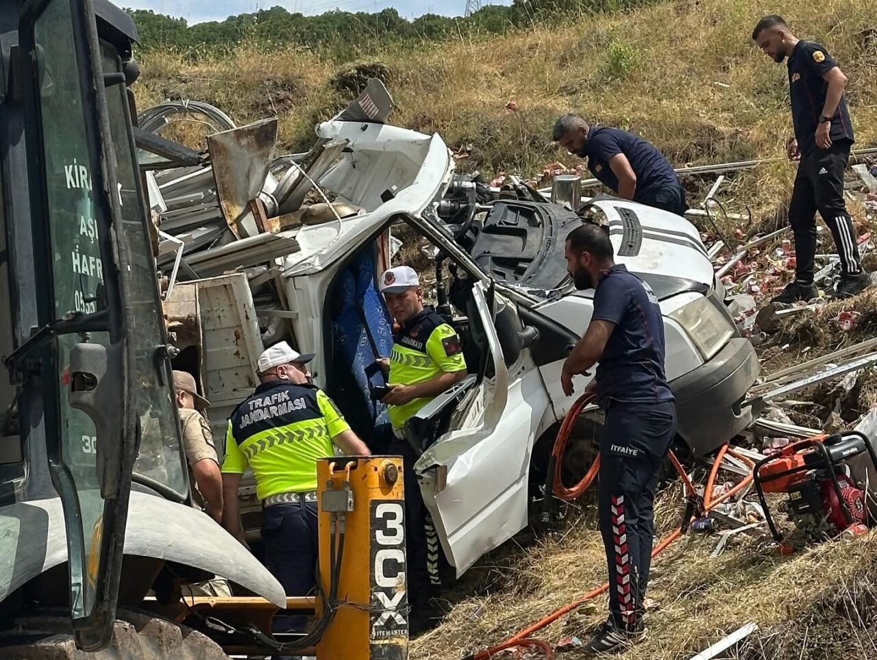 Bingöl-Karlıova yolu Elmalı köyü yakınlarında hurda yüklü bir pikap devrildi.