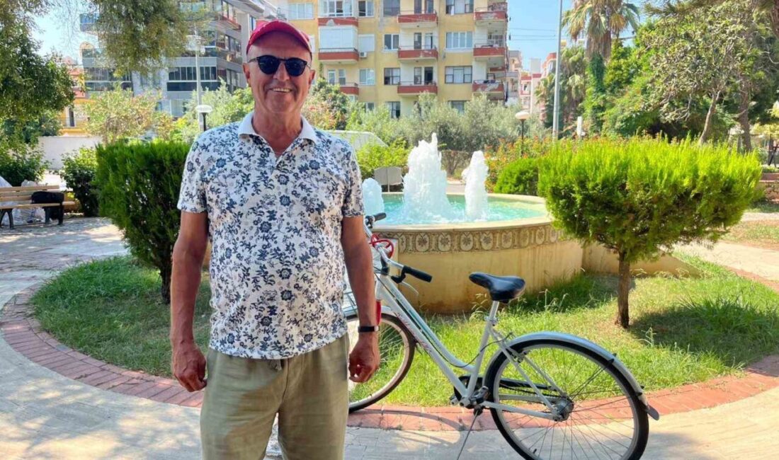 Alanya'da bisikleti çalınan Nail Çetin, Fığla Mahalle Muhtarı Hilmi Türkeli'nin