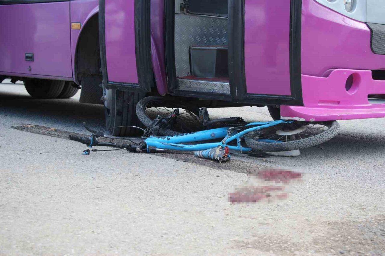 Sakarya'nın Akyazı ilçesinde 9 yaşındaki bisikletli bir çocuk, sokaktan yola