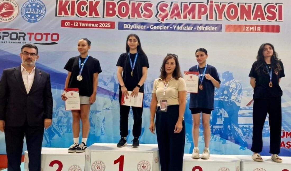 Bitlisli sporcular, İzmir'de düzenlenen Türkiye Kickboks Şampiyonası'nda başarılı sonuçlar elde