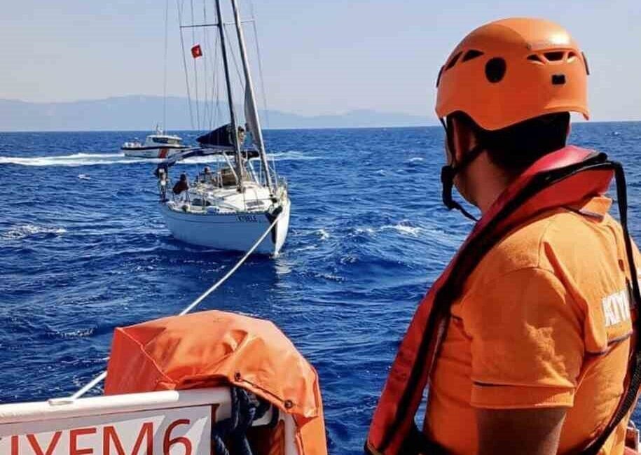 Bodrum'un Karaada açıklarında makine arızası nedeniyle mahsur kalan 10 metrelik