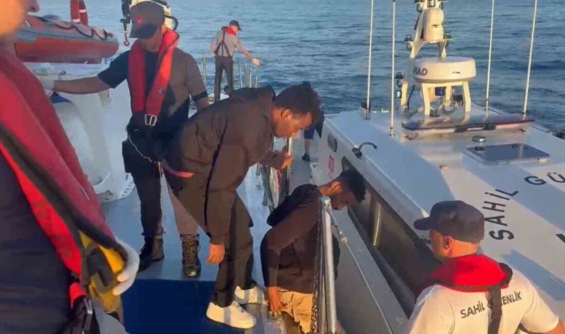 Bodrum açıklarında Sahil Güvenlik, lastik botta bulunan 19 düzensiz göçmeni