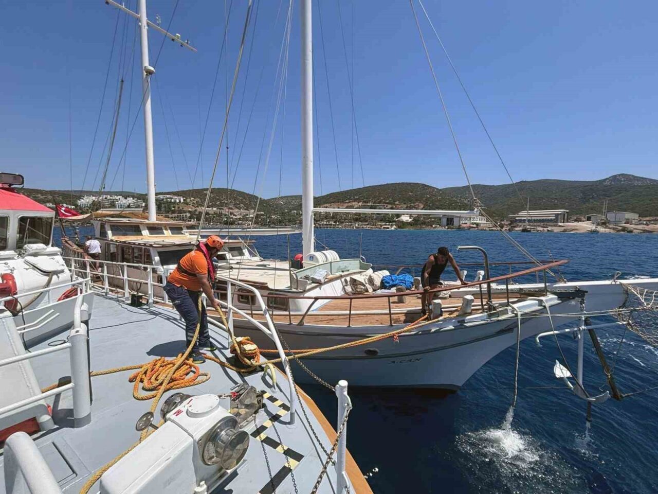 Muğla'nın Bodrum ilçesinde su almaya başlayan bir tekne, Kıyı Emniyet
