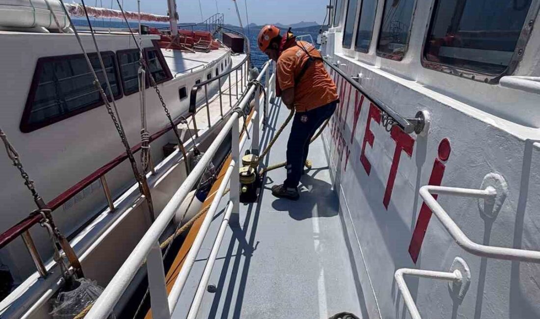 Muğla'nın Bodrum ilçesinde acil su alan bir tekne, Kıyı Emniyet