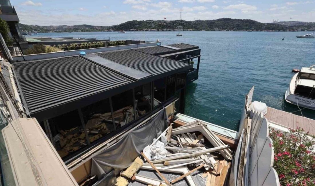 Kültür ve Turizm Bakanlığı'nın kararı sonrası, İBB ekipleri İstanbul Boğazı'ndaki