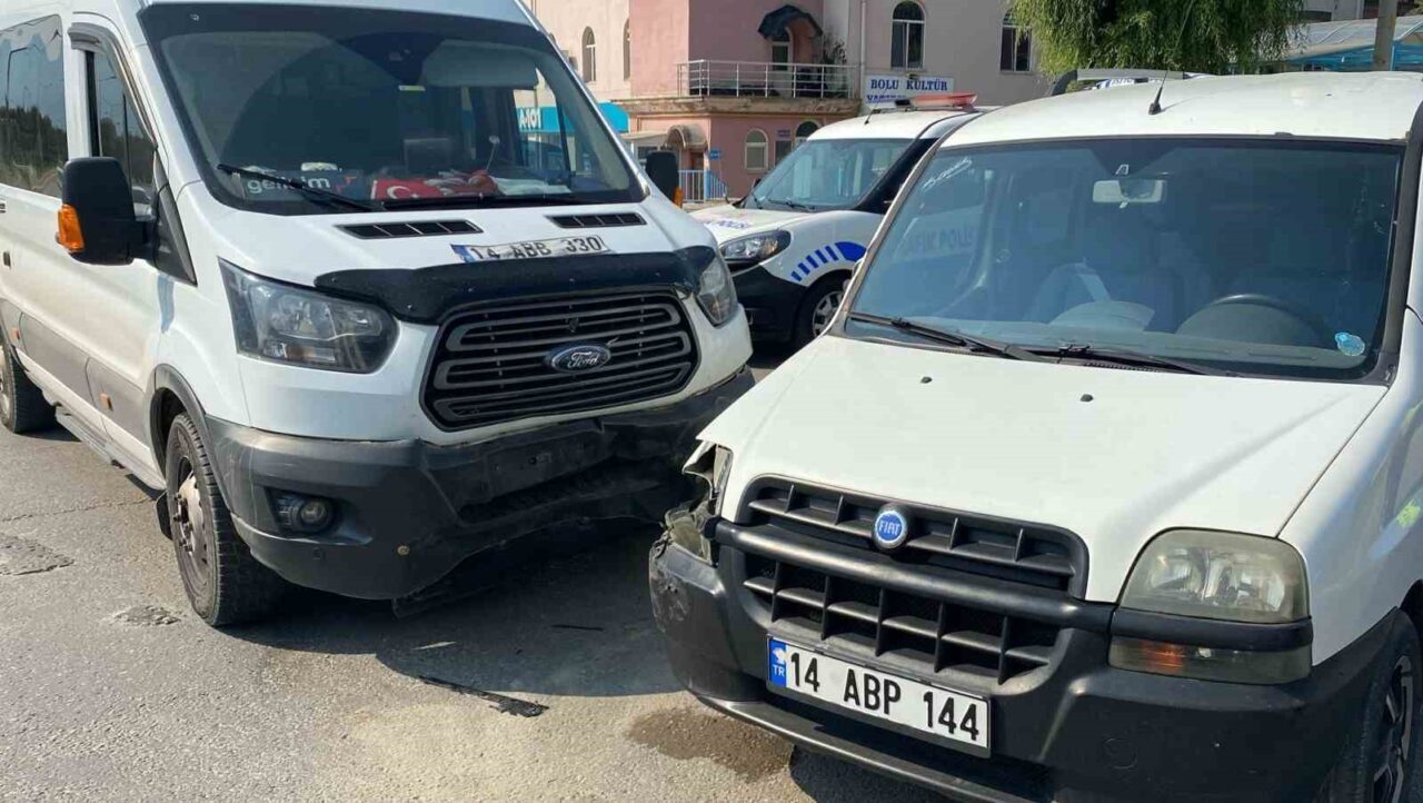 Bolu'da Siteler Kavşağı'nda minibüs ile hafif ticari aracın çarpışması sonucu