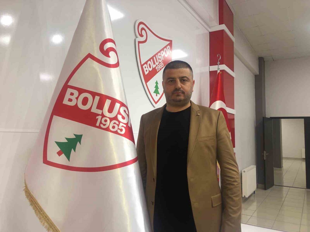 Boluspor'un yeni başkanı Erdal Bayrak oldu. Önceki başkan Mahmut Alan'ın