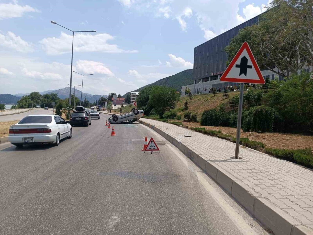 Isparta'nın Eğirdir ilçesinde Huriye S. yönetimindeki otomobil, virajda kontrolü kaybederek