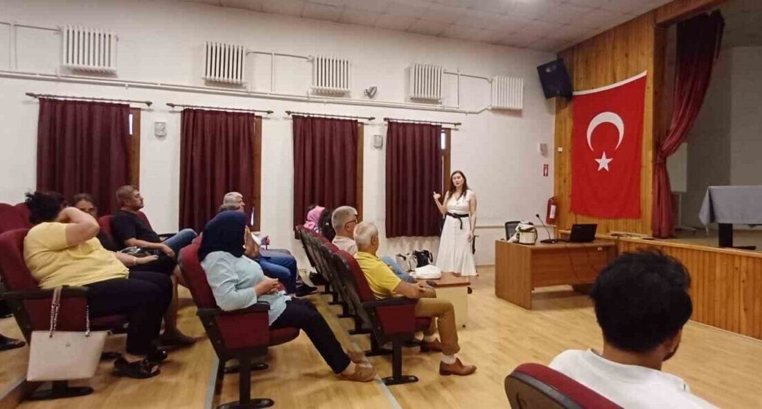 Bornova Halk Eğitim Merkezi, muhtarların vatandaşla ilişkilerini güçlendirmek amacıyla "Etkili