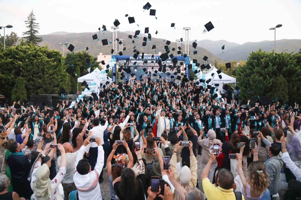 Bursa Teknik Üniversitesi 2024-2025 Akademik Yılı Mezuniyet Töreni, coşku içinde