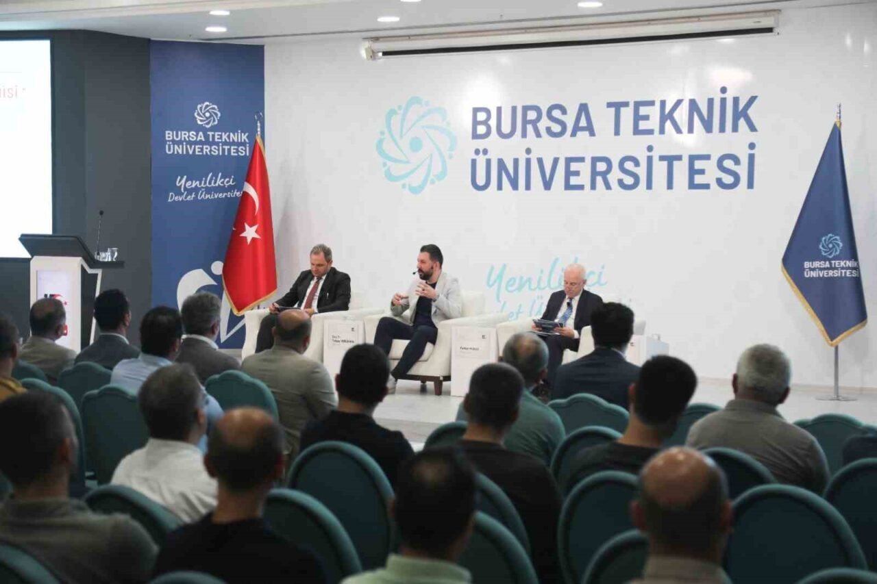 Bursa Teknik Üniversitesi'nde düzenlenen "15 Temmuz’un Sosyo-Politik Anatomisi" panelinde, fetullahçı
