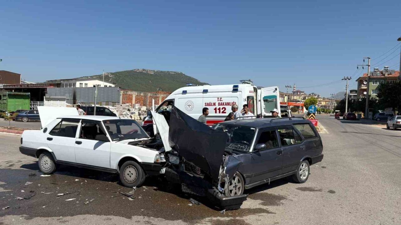 Burdur'un Bucak ilçesinde meydana gelen trafik kazasında, iki otomobilin çarpışması