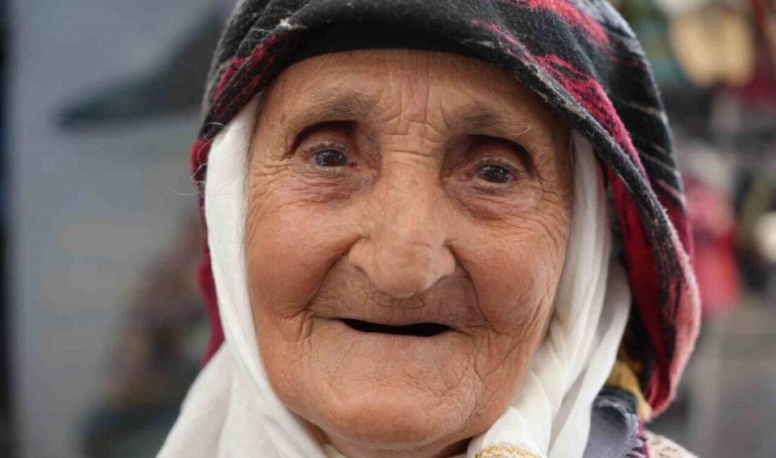 Erzincan'daki Buğday Meydanı'nda her pazartesi el işi ürünler satışı yapan