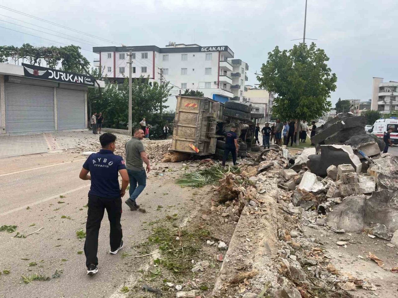 Osmaniye'nin Kadirli ilçesinde Kadir Kıvrak'ın kullandığı kamyon, direksiyon hakimiyetinin kaybolması