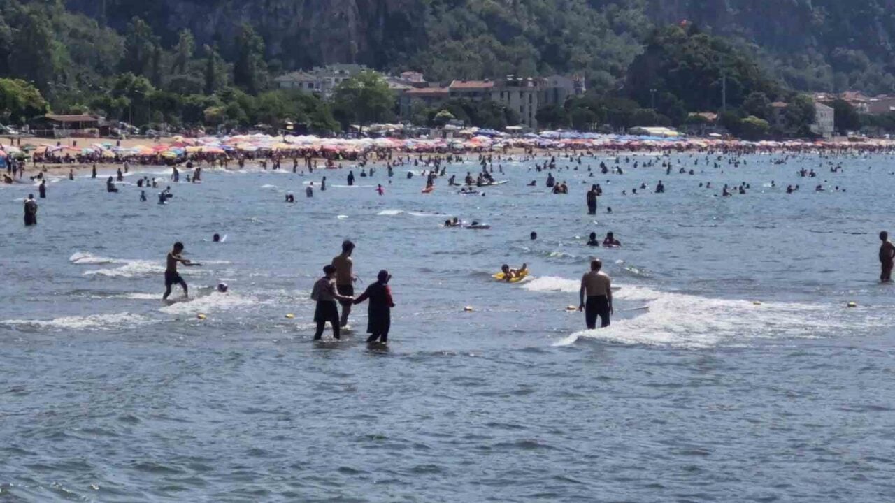 Bartın'daki İnkumu ve Güzelcehisar tatil köyleri, okulların tatil edilmesiyle yoğun