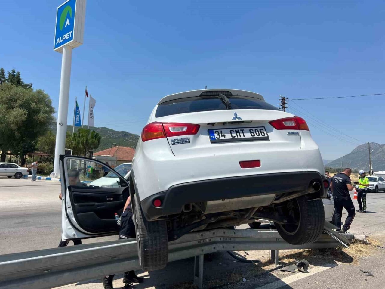 Burdur-Antalya Karayolu'nda Rıza K. ve Burak K.'nın yönettiği iki araç