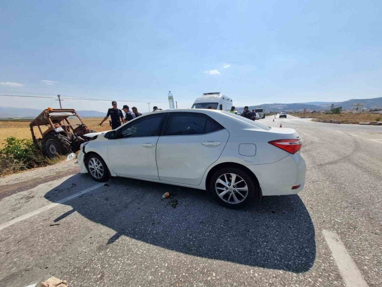 Burdur'un Karamanlı ilçesinde, Burdur-Fethiye kara yolunda traktör ve otomobilin çarpışması