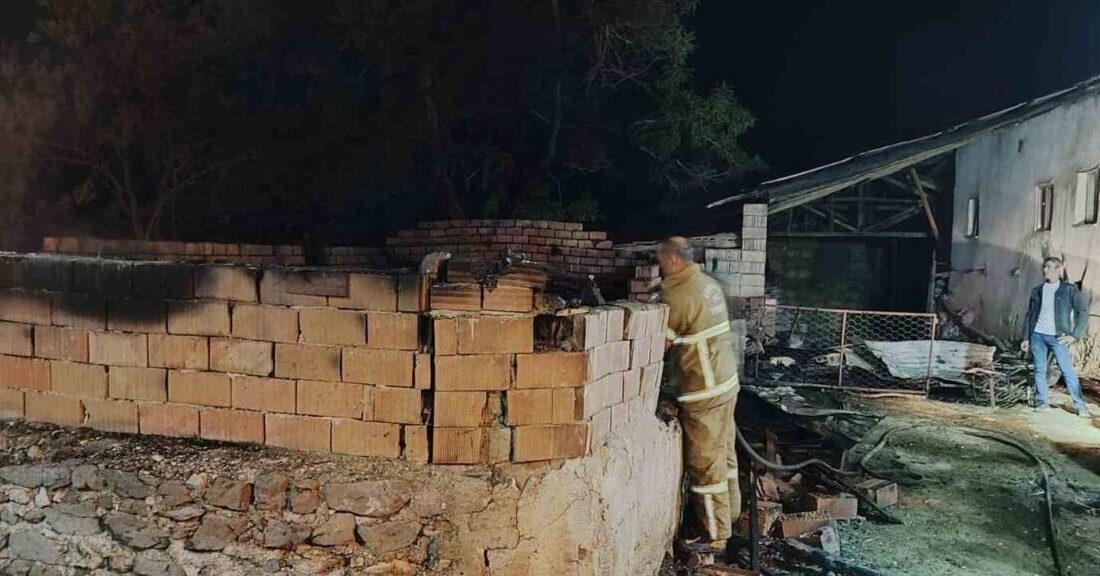 Burdur’un Yeşilova ilçesinde, Deniz D.’ye ait bir ağılda çıkan yangında