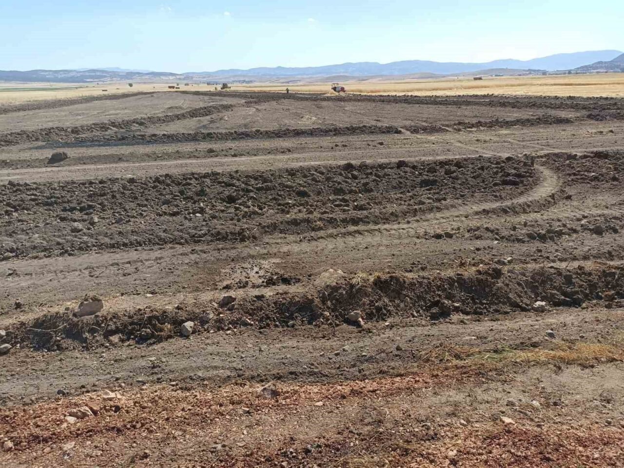 Burdur'un Yeşilova ilçesi Büyükyaka köyünde çıkan arazi yangını, köylülerin 25