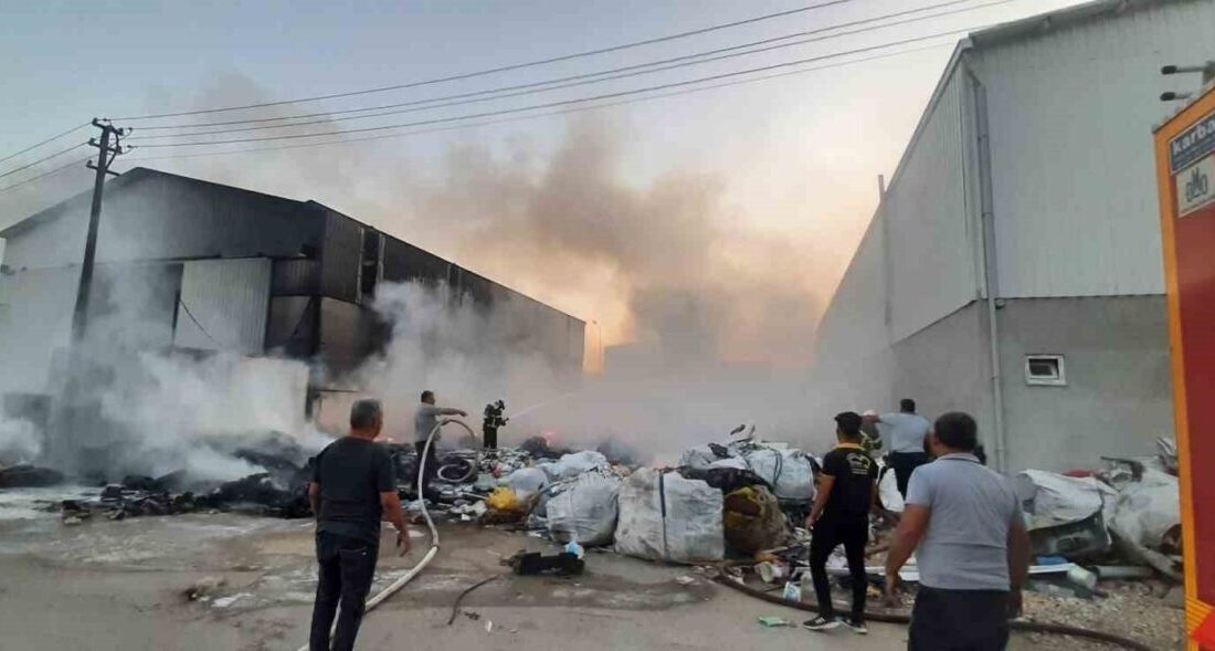 Bucak ilçesinde bir sanayi sitesinde park halindeki motosikletin alev almasıyla