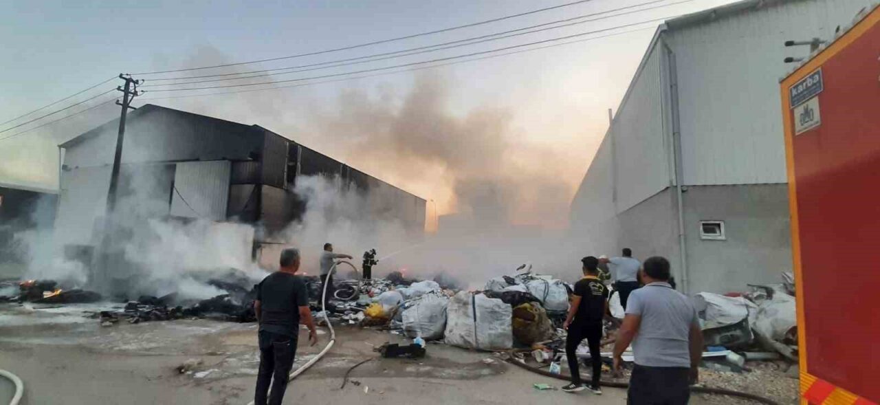 Bucak ilçesinde bir sanayi sitesinde park halindeki motosikletin alev almasıyla