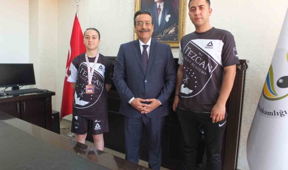Burhaniye Kaymakamı Cumali Atilla, Türkiye Boks Şampiyonası'nda 50 kiloda Türkiye