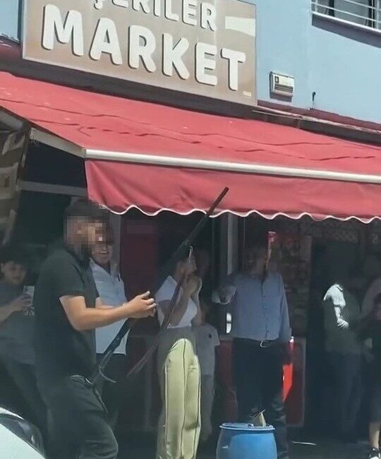 Bursa'nın Osmangazi ilçesinde asker uğurlamak için toplanan kalabalık, tüfeklerle havaya