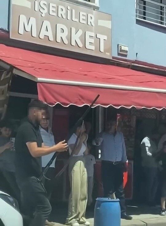Bursa'nın Osmangazi ilçesinde asker uğurlamak için toplanan kalabalık, tüfeklerle havaya