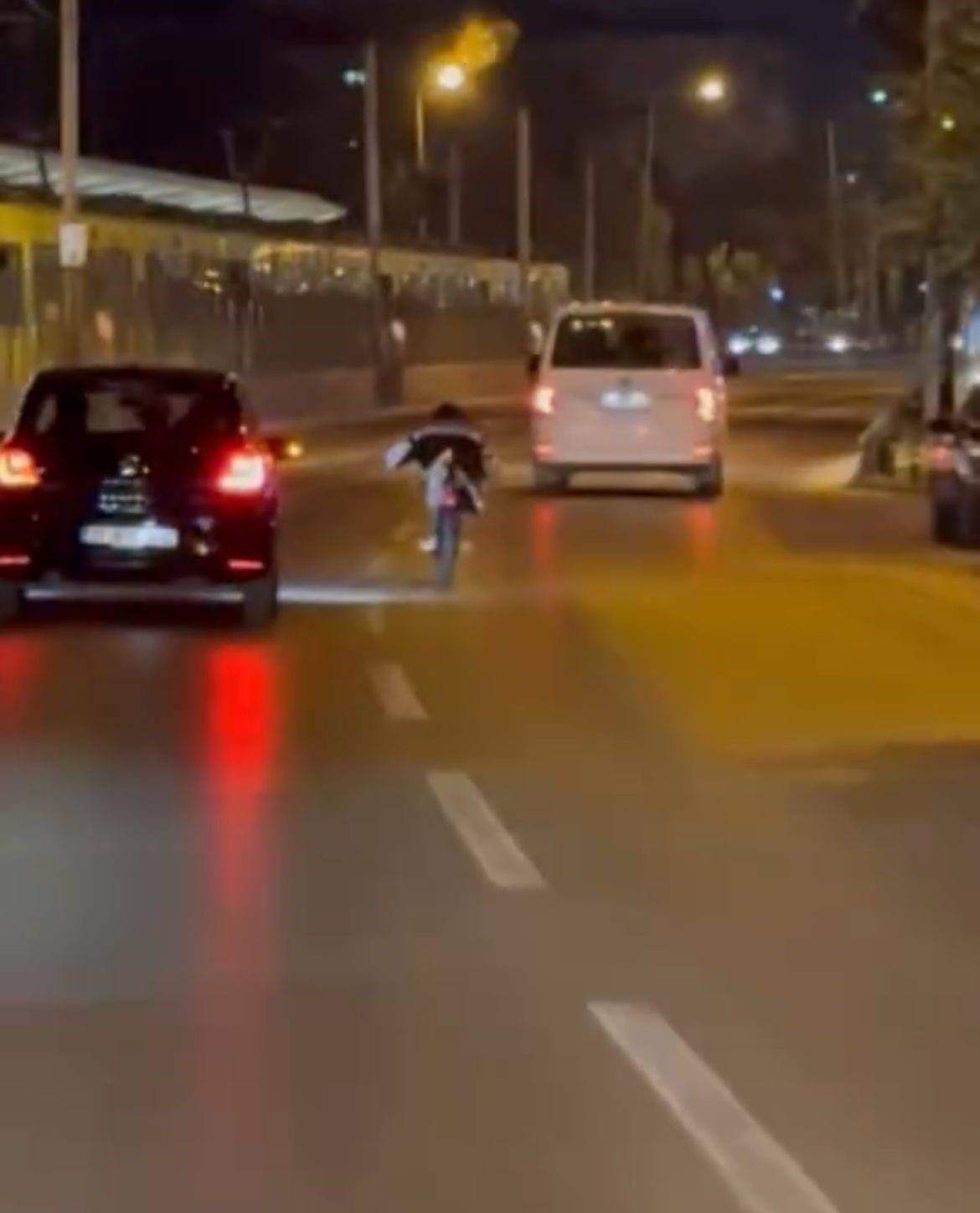 Bursa'da iki motosiklet sürücüsünün tehlikeli hareketleri, hem kendi güvenliklerini hem