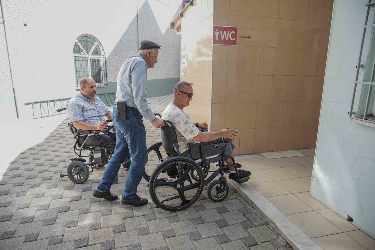 Bursa'nın Osmangazi ilçesindeki bedensel engelli bireyler, cami lavabolarına erişim sıkıntıları