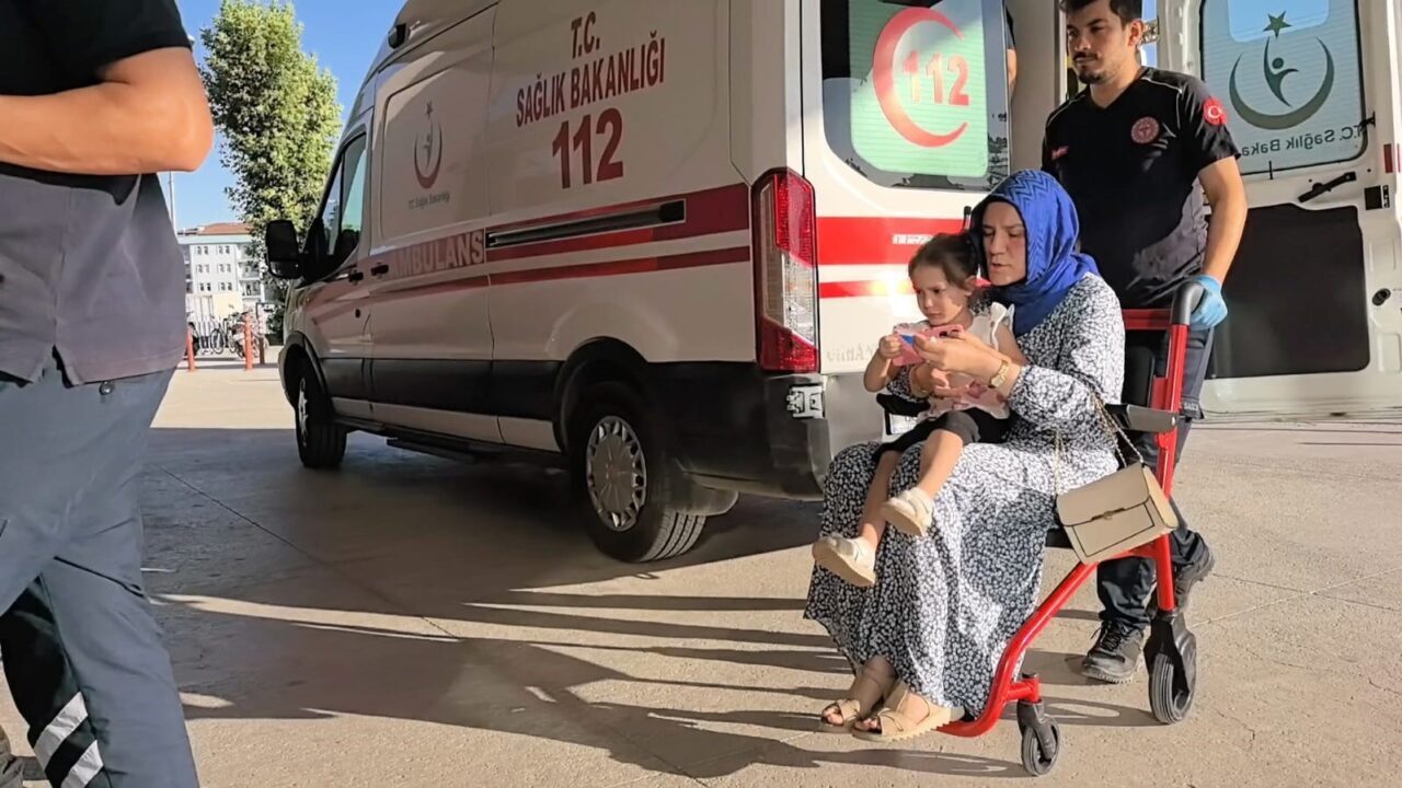 Bursa'nın İnegöl ilçesinde hafif ticari araç ile otomobil çarpıştı. Kazada