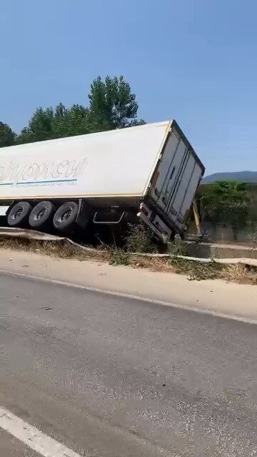 Bursa'nın Kestel ilçesinde Hamza A. yönetimindeki tır, kontrolden çıkarak bariyerlere