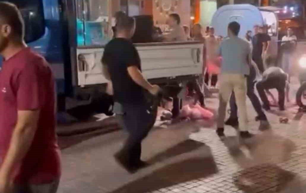 Mudanya'da Zabıta ekipleri, ruhsatsız satış yapan seyyar satıcılara müdahale etti.