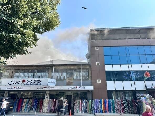 Bursa'nın Yıldırım ilçesinde bir tekstil atölyesi çatısında çıkan yangında, mahsur