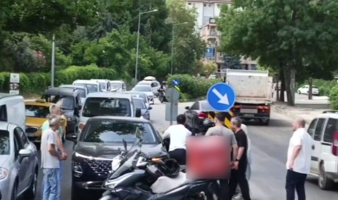 Bursa'nın Osmangazi ilçesinde 'yol verme' nedeniyle tartışan sürücüler, araçlarından inerek