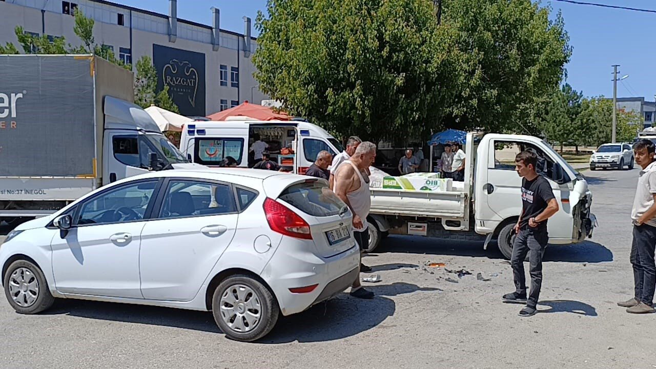 Bursa'nın İnegöl ilçesinde kamyonet ile çarpışan otomobilde, sürücü Sümeyye Ö.