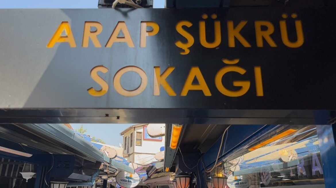 Bursa'nın Arap Şükrü Sokağı'nda, ruhsat ve evrak eksiklikleri tespit edilen