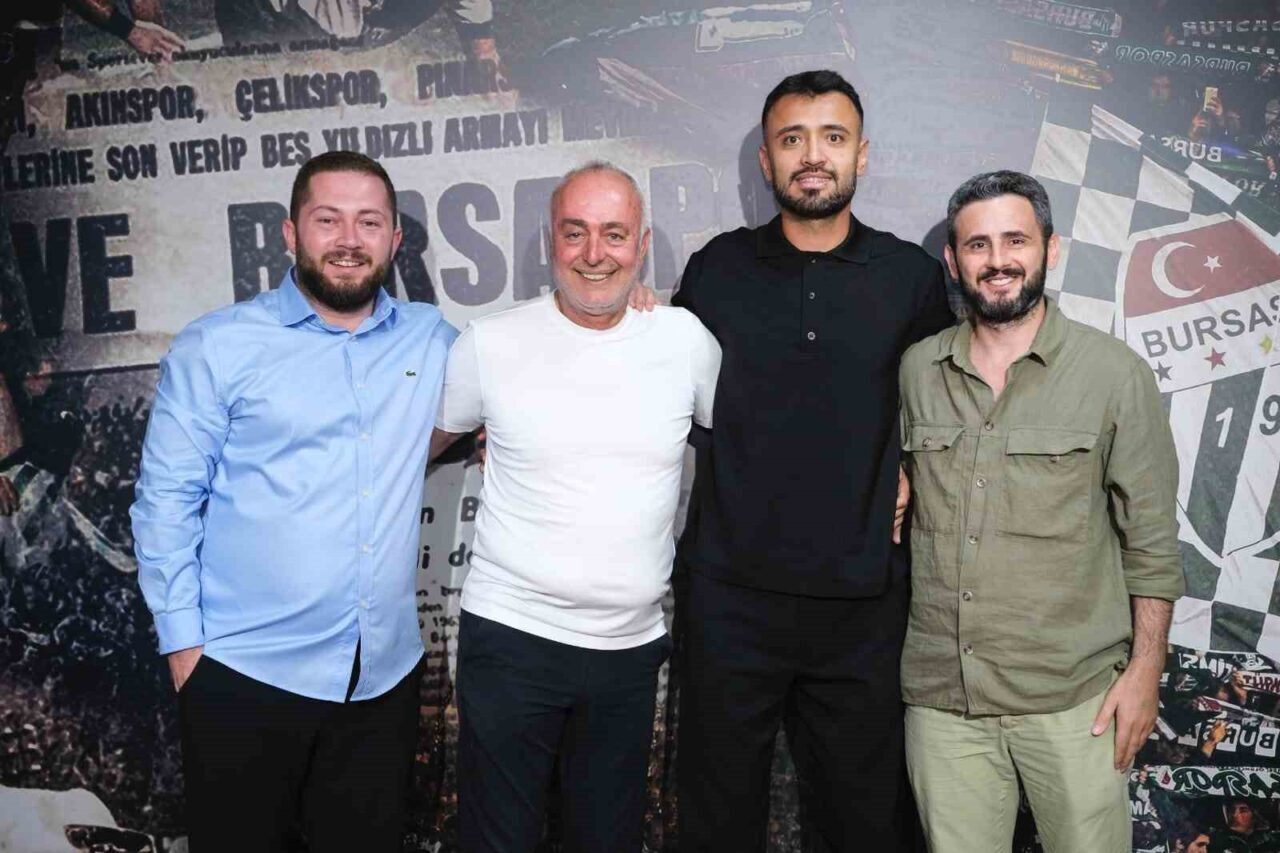 Bursaspor, şampiyonluk yaşayan kadrosunun önemli isimlerinden stoper Mehmet Yiğit ile