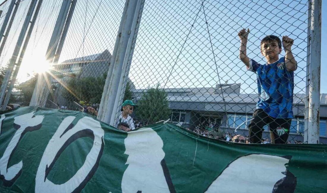 Bursaspor, 2025-2026 sezonunun ilk antrenmanını taraftarlarıyla birlikte Özlüce İbrahim Yazıcı