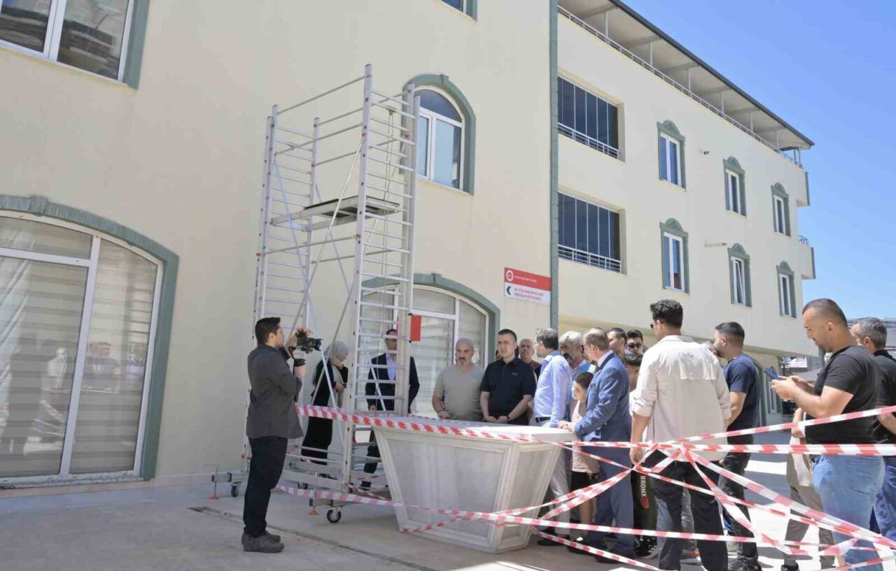 Esenyurt'taki Büyük Osmanlı Camii'nde yıllardır süren su sızıntı sorunları, belediye