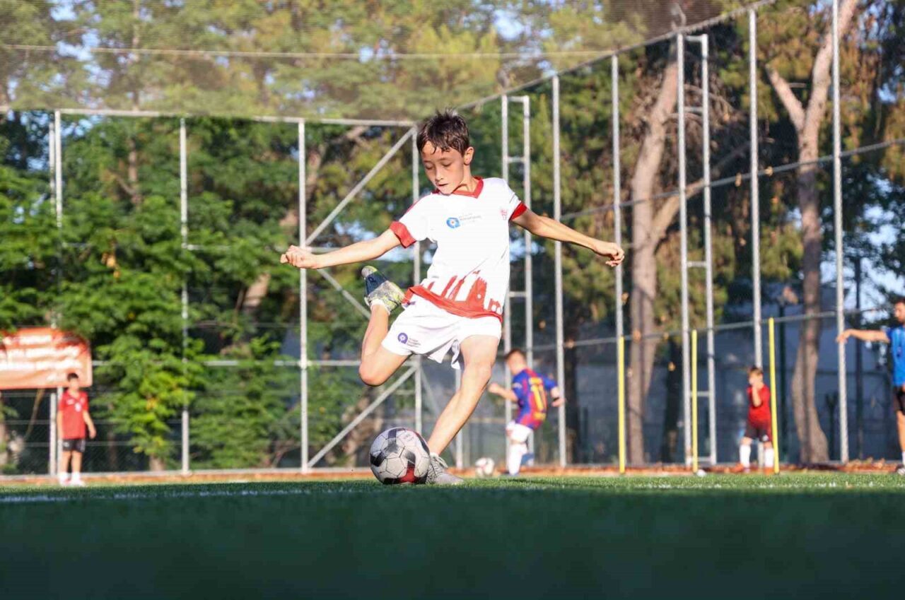 Antalya Büyükşehir Belediyesi, 6-10 yaş arası çocuklara yönelik Futbol Akademisi'ni