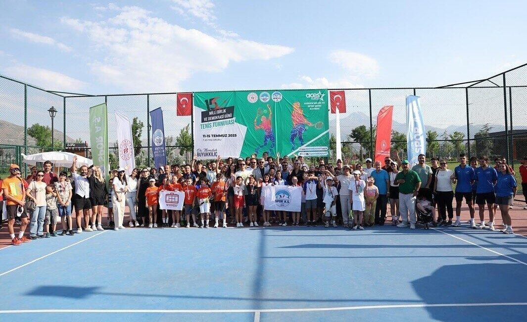 Kayseri Büyükşehir Belediyesi'nin düzenlediği 15 Temmuz Tenis Turnuvası, 250'den fazla