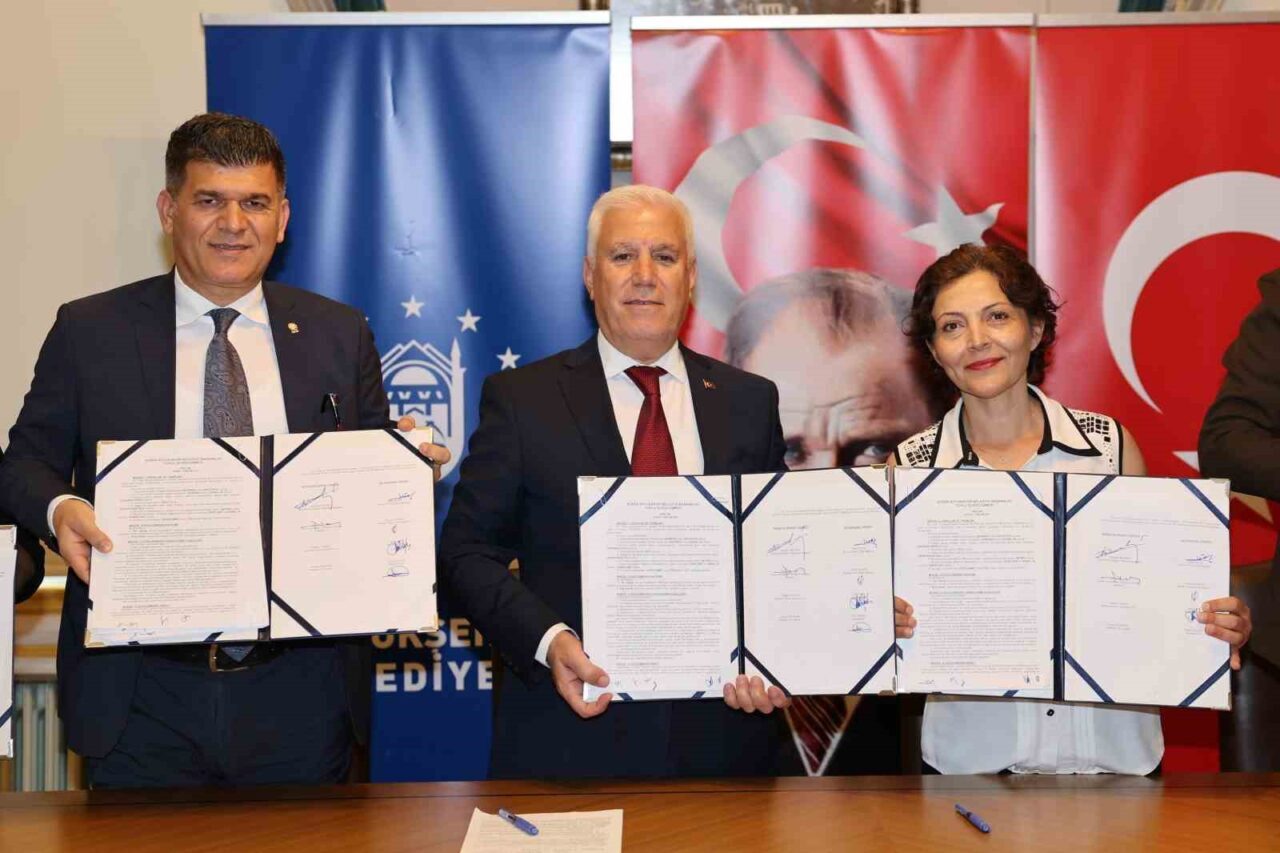 Bursa Büyükşehir Belediyesi, kadrolu işçiler için toplu iş sözleşmesini imzaladı.